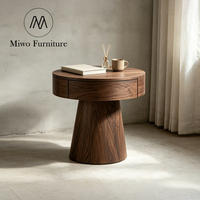 Table de Chevet Ronde en Bois de Chêne Naturel Style Nordique Antique avec un Tiroir – Meuble de Chambre Moderne pour Hôtel