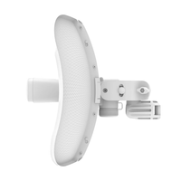 Le pont sans fil Gigabit 5G UBNT LBE-5ac-Gen2 surveille la transmission sur des distances allant de 1 à 10 km.