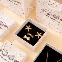 Vente en gros de coffrets cadeaux de bijoux à fente en relief de dessin animé mignon exquis emballage de colliers et bracelets carrés pour le stockage en carton