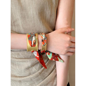 Bracelet manchette ajouré <span class=keywords><strong>en</strong></span> soie imprimée mate style ethnique, bijou personnalisé rétro tendance, sensation haut <span class=keywords><strong>de</strong></span> gamme et audacieuse - Product Image 3