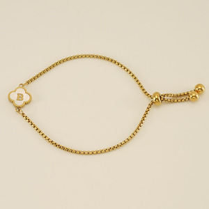Bracelet minimaliste pour femme en acier inoxydable plaqué or 18 carats avec des motifs de coquillages, de trèfles à quatre feuilles et de lettres - Product Image 6