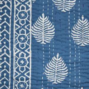 Nouvelle vente en gros de couvre-lit Kantha ethnique naturel teint à la main, couvre-lit en coton Kantha tissé à la main avec imprimé de feuilles pour un usage domestique - Product Image 2