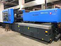 Machine de moulage par injection plastique de bureau MA5300 de 530 tonnes haïtienne/machine de fabrication de casques de moto d'occasion