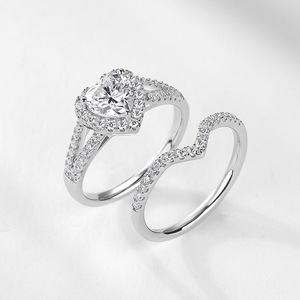 Set di Anelli di Fidanzamento 2 in 1 in Argento Sterling S925 con Moissanite Taglio Cuore Colore <span class=keywords><strong>D</strong></span> VVS1 e Halo - Product Image 3