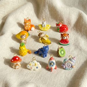 Colgantes y dijes esmaltados con diseños de animales y frutas: zorro, limón, fresa, oso, hongo, y otros motivos bonitos - Product Image 2