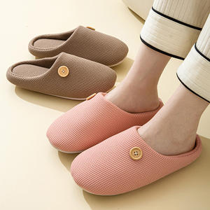 Chaussons unisexes personnalisés pour l'intérieur avec bouton japonais, semelle en daim et mousse à mémoire de forme souple, légers pour la maison et la chambre à coucher, pour l'hiver - Product Image 1