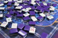 Luxuriöses tragbares faltbares 160-Stein American Mahjong Set mit blauer Willow Chinoiserie-Matte und 4-lagigen gravierten Acryl-Pokersteinen