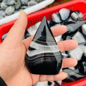 Vente en gros de pierres de guérison en cristal d'agate de sardonyx noir naturel, pierre de cristal en forme de torche, artisanat en cristal pour la décoration et les cadeaux - Product Image 2