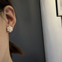 Boucles d'oreilles clous en perles d'eau douce naturelles, petites fleurs 4-5mm, design minimaliste élégant et polyvalent, motif floral pour femme