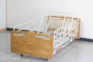 Cama de Hospital para Cuidado en el Hogar con Altura Ajustable, Cabecera de Roble Macizo, Superficie de Malla, Ruedas Silenciosas de 5 Pulgadas, Operación Manual - Product Image 3