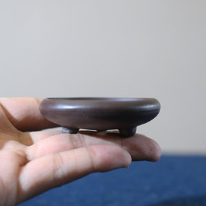 Maceta Mini Bonsái de Arcilla Morada Yixing, Redonda y Poco Profunda, con Tres Patas, Tamaño de Pulgar, Extra Pequeña - Product Image 2