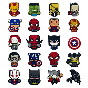 Avengers bán buôn tùy chỉnh thiết kế mới DIY siêu anh hùng Giày ren Giày quyến rũ làm tắc nghẽn PVC giày mềm trang trí như một món quà cho trẻ em