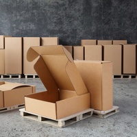 Boîtes d'expédition en carton ondulé recyclé en stock avec estampage de feuille d'or et laminage mat pour chaussettes