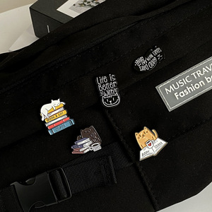 Beaux chats broche lire livre vilain chaton noir broches sac revers Badge Kawaii doux émail broche prêt à expédier - Product Image 5