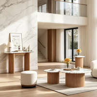 Ensemble de tables basses gigognes rondes en bois massif cannelé avec plateau en faux marbre Calacatta pour salon