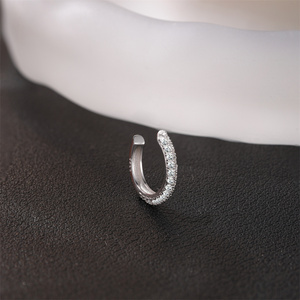 Pendiente de clip clásico redondo de plata de ley S925 con micro pavé de moissanita, sin perforación, para mujer - Product Image 3