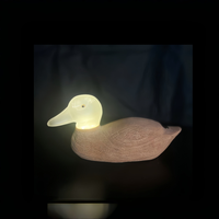 Diffuseur d'arômes sculptural en forme de baleine avec chargeur sans fil, accent lumineux en résine texturée bois, lampe design peinte à la main