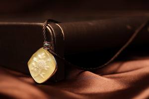 Colgante de mopa dorado con rombos y Gema de plata amarilla, joyería personalizada - Product Image 6