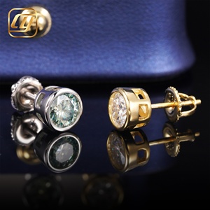 Boucles d'oreilles clous en moissanite, taille brillant rond, sertissage clos, plaqué or 18 carats, argent 925, classiques, unisexes, pour usage quotidien - Product Image 5