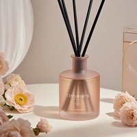 Diffuseurs à roseaux conçus pour l'aromatisation de la maison, offrant une diffusion d'arôme stable et un attrait décoratif moderne
