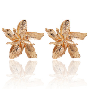 Pendientes de pétalos tridimensionales con flores de aleación a la moda para mujer - Product Image 6