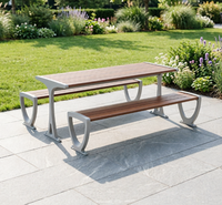 Table et banc d'extérieur peu encombrants, design compact avec structure de pieds triangulaires robustes, idéal pour les petits patios et cours.
