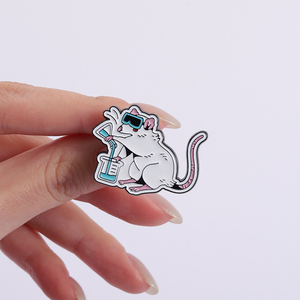 Broche en émail pour souris, pour passionnés de sciences, mignonne, représentant un chercheur en laboratoire, un rongeur avec une fiole, humour geek, vente en gros - Product Image 4