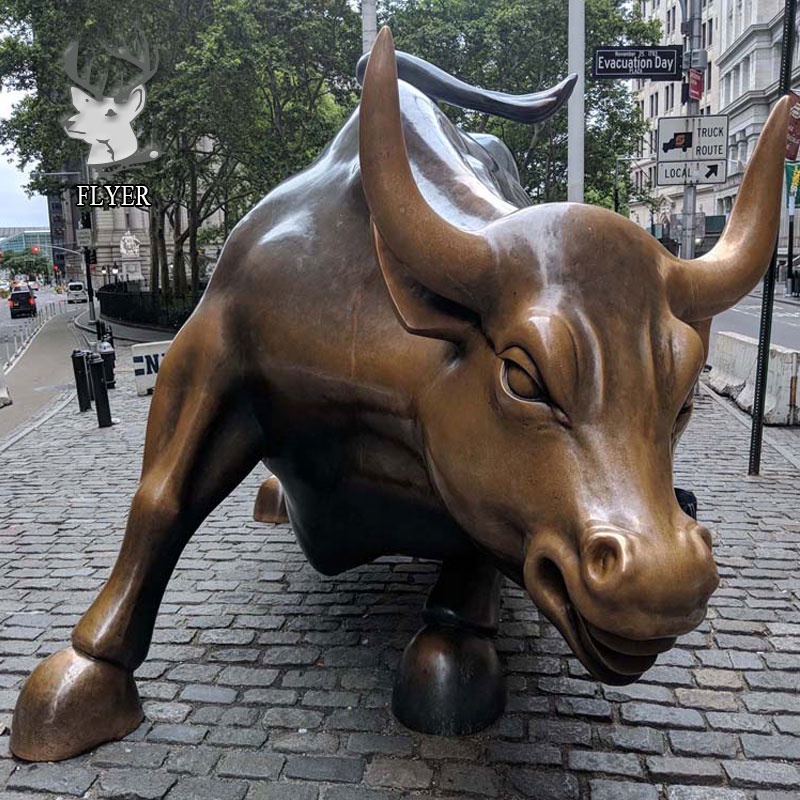 Estátua de touro em tamanho real personalizada de alta qualidade, estátua de bronze de touro de carregamento de rua