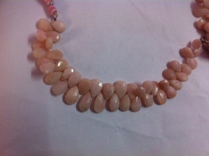 พลอยโอปอลสีชมพูธรรมชาติทรงบริโอเล็ต พลอยโอปอลกึ่งมีค่าแบบเม็ด พลอยโอปอลสีชมพูทรงหยดน้ำเจียระไน สำหรับทำเครื่องประดับ ขายส่งจำนวนมาก - Product Image 5