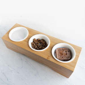Gamelle Écologique 2,2 L pour Animaux de Compagnie avec Support en Bois de Bambou Imprimé – Triple Distributeur surélevé pour Chats et Chiens - Product Image 2
