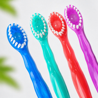 Brosse à dents miniature jetable 5-en-1 pour adultes avec gratte-langue et fil dentaire, emballée individuellement pour usage hôtelier