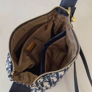 Bolso de mano de material PU con patrón geométrico de estilo retro. Tiene un cierre de cremallera. Es adecuado para uso diario. - Product Image 2