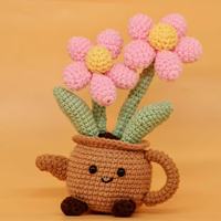Ornement de théière en crochet fait main, fleur de marguerite tricotée dans un pot en forme de théière mignonne, décoration de table mini kawaii