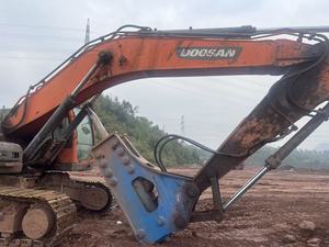 Excavadora hidráulica de cadenas grande para operaciones en sitios de construcción, usada, marca Doosan DX340, en stock para venta a bajo precio. - Product Image 4