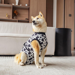 C073 Traje de recuperación postquirúrgica transpirable y de alta elasticidad para perros (hembra y macho), anti-lamido, de poliéster estampado, para después de la cirugía de esterilización/neutroización. - Product Image 2