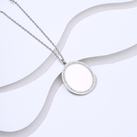 Collier pendentif en acier inoxydable étanche plaqué or 18 carats avec lettre gravée accessoire de mode en cristal poli miroir vierge