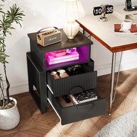 Table de chevet noire à nervures, table de nuit moderne avec station de charge et LED RVB, 2 tiroirs, rangement pour chambre à coucher, salon