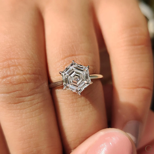 Anillo de Diamante Sintético Sofisticado con Diseño Simple, Acabado Duradero y Opción de Talla Personalizable, de la India - Product Image 2