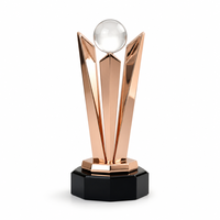 Trophée en verre et cristal avec fermoir, cornes foncées courbées autour d'une boule dorée, trophée sportif personnalisé pour les cadeaux de salon professionnel, les cadeaux de bienvenue