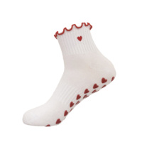 Chaussettes de yoga et de pilates personnalisées en gros, douces, antidérapantes, à volants en forme de cœur, pour femmes