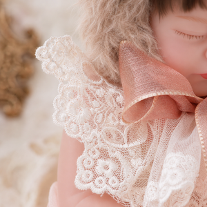 Muñeca Reborn de Vinilo de 12 Pulgadas, con Ojos Cerrados, Traje de Encaje y Diadema de Flores, para Juego de Imitación - Product Image 5