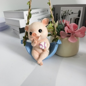 Adorno de Resina Personalizado al por Mayor, Cerdito Columpio para Decoración de Jardín Exterior, Directo de Fábrica, Resina Ecológica, Regalo para el Hogar - Product Image 3