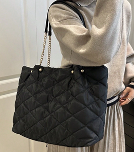<span class=keywords><strong>Sac</strong></span> fourre-tout matelassé <span class=keywords><strong>noir</strong></span> pour femme, grande capacité, imperméable, léger, en nylon, <span class=keywords><strong>sac</strong></span> à <span class=keywords><strong>bandoulière</strong></span> avec chaîne <span class=keywords><strong>dorée</strong></span> - Product Image 2