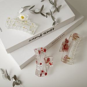 Vente en gros de pinces à cheveux à fleurs séchées en époxy faites à la main à la mode en résine pour femmes - Product Image 6