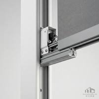 Pergola moderne en aluminium blanc thermolaqué avec stores motorisés intégrés, imperméable, bioclimatique, pour villa