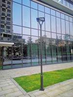 Lampadaire solaire LED pour place publique, design triangulaire UFO, étanche IP65, panneau solaire monocristallin, batterie LiFePO4, lumière du jour 6000K