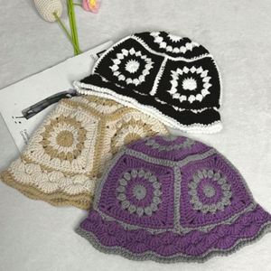 Sombrero de Pescador de Ganchillo Floral Hecho a Mano, Gorro de Invierno Tejido para Mujer - Product Image 6