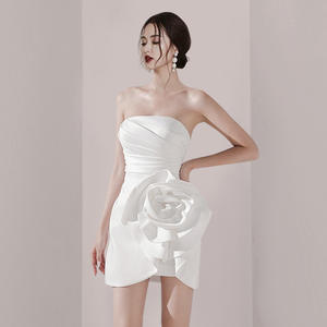 Vestido sin tirantes de satén blanco para mujer 2024 nuevo diseño perceptual sexy vestido de flores tridimensional - Product Image 3