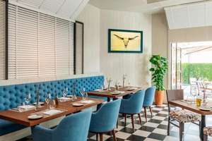 Meubles de chambre d'hôtel 5 étoiles SHIYI Le Meridien Dubaï, ensemble de chambre à coucher, cadre en bois massif, lit king-size, table et chaises de salle à manger d'hôtel - Product Image 3