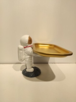 Échantillon gratuit porte-cellule en résine poly design astronaute homme de l'espace avec lune porte-stylo artisanal en résine pour la décoration de bureau